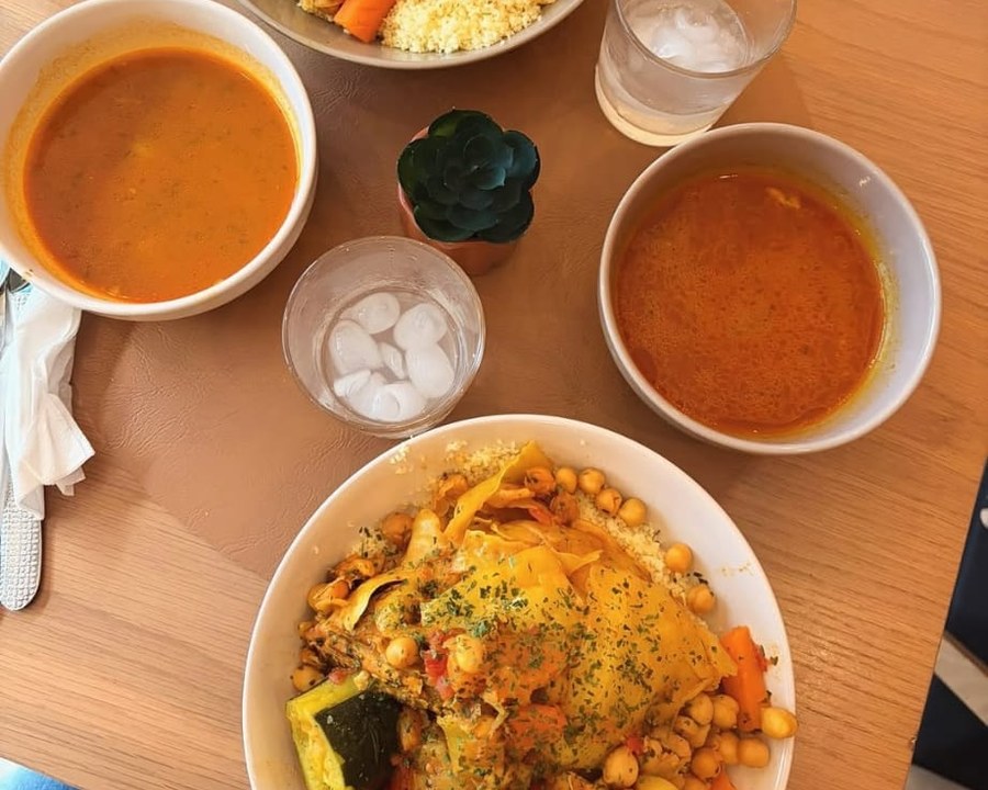 Couscous et soupes servis à table