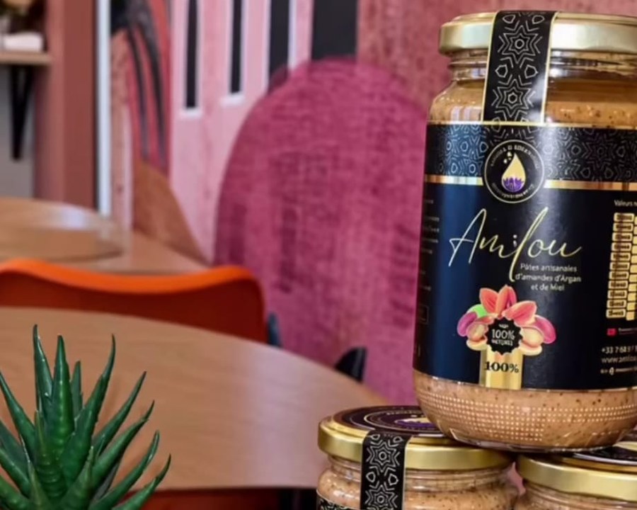 Pâtes artisanales d’amande, d’argan et de miel sur une table du café